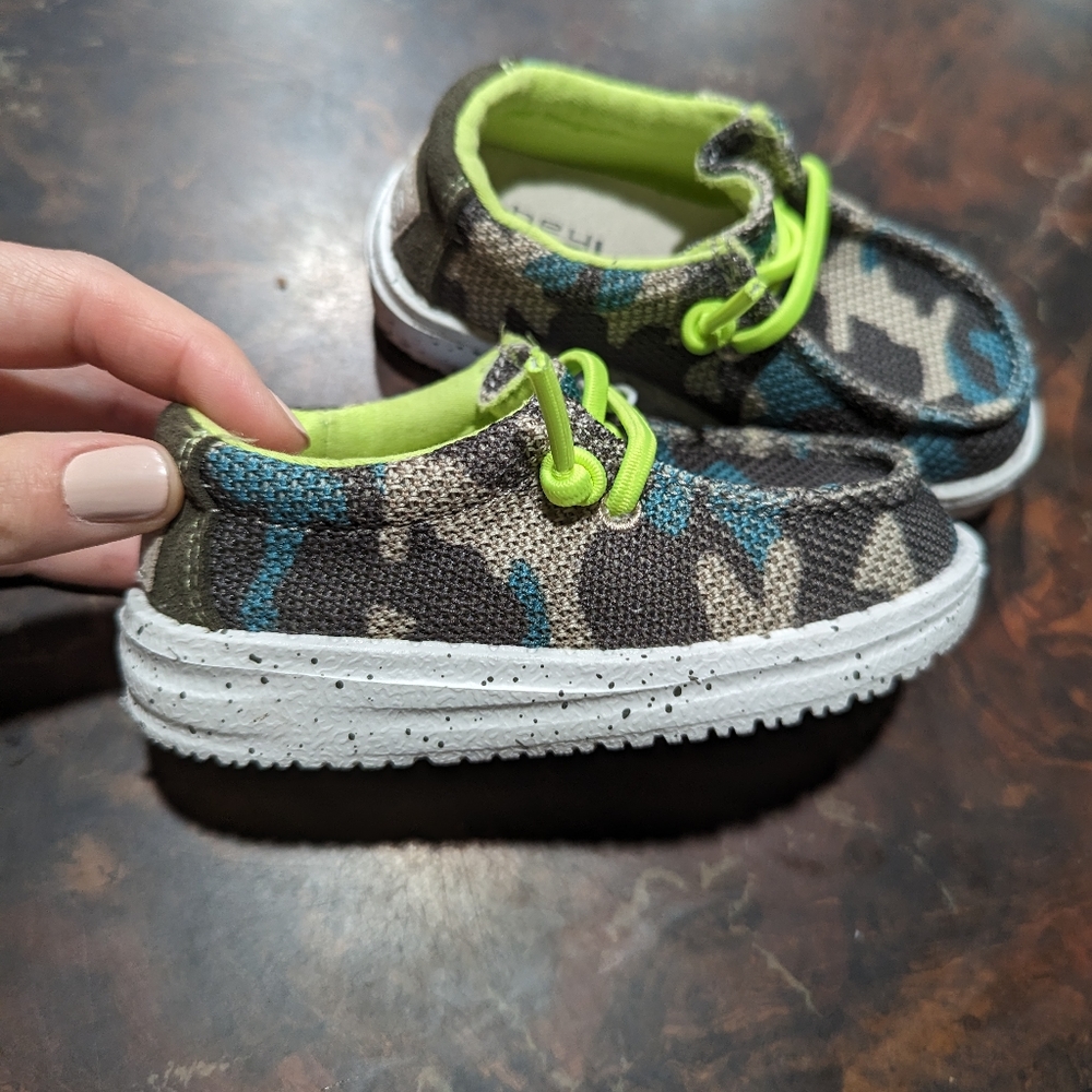 Hey Dudes wally toddler size 6